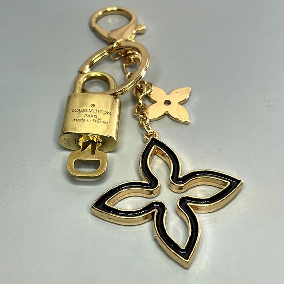 Louis Vuitton Gold Brass Lock and Key Set #345 on an unbranded Flower Keychain - Picture 3 of 4